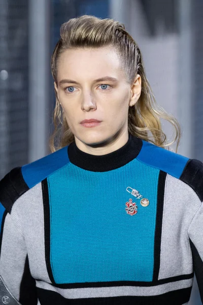 Look 100